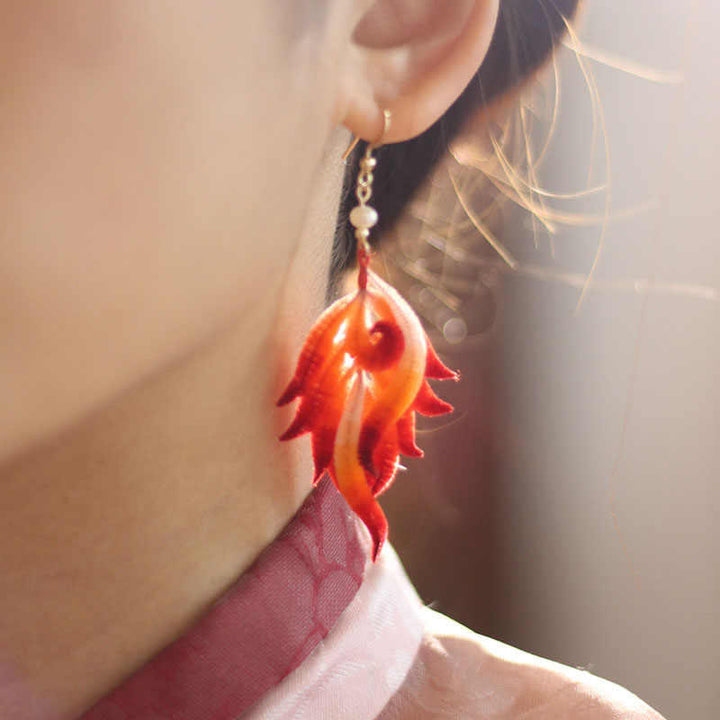 Pendientes colgantes de plumas rojas de seda morera con flores de terciopelo y cobre bañado en oro de 14 quilates hechos a mano con Buddha Stones