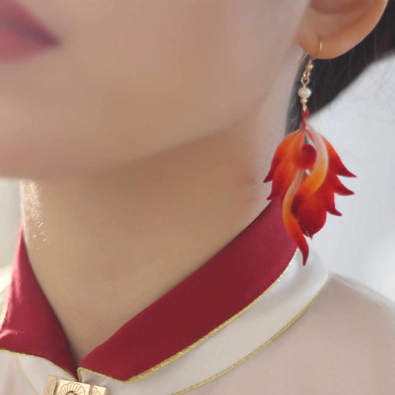 Pendientes colgantes de plumas rojas de seda morera con flores de terciopelo y cobre bañado en oro de 14 quilates hechos a mano con Buddha Stones