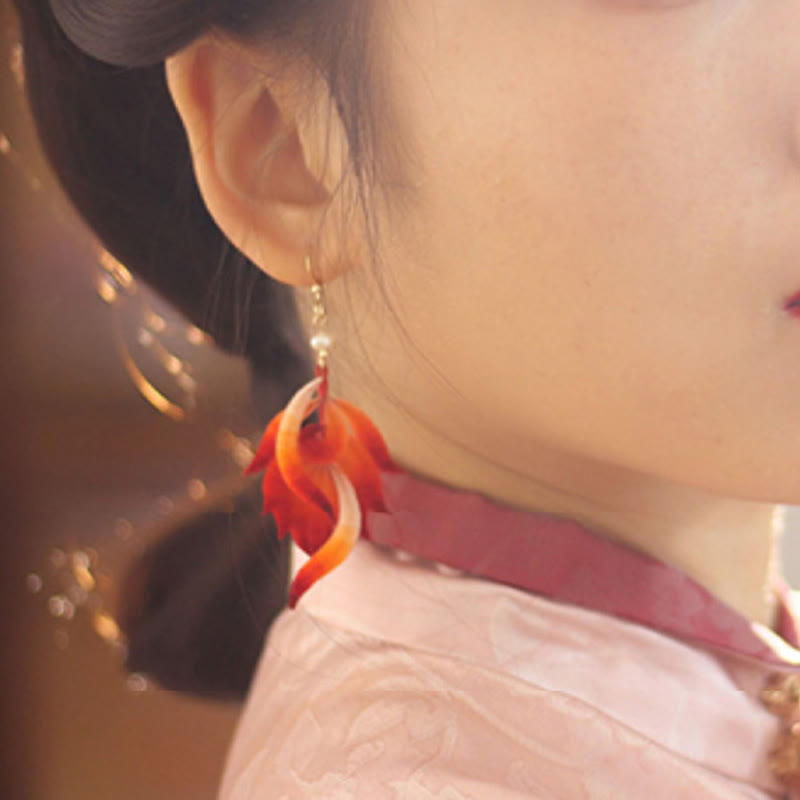 Pendientes colgantes de plumas rojas de seda morera con flores de terciopelo y cobre bañado en oro de 14 quilates hechos a mano con Buddha Stones