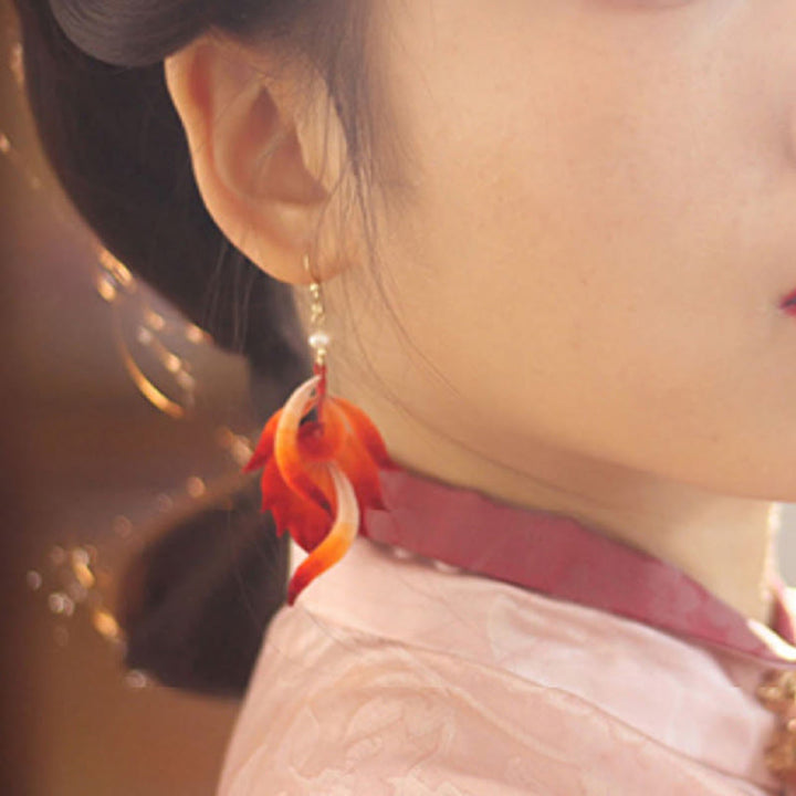 Pendientes colgantes de plumas rojas de seda morera con flores de terciopelo y cobre bañado en oro de 14 quilates hechos a mano con Buddha Stones