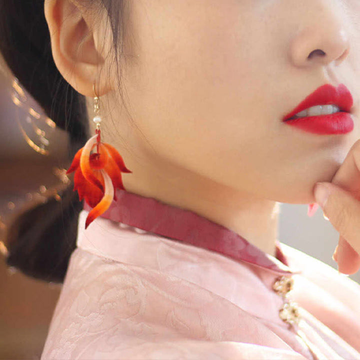 Pendientes colgantes de plumas rojas de seda morera con flores de terciopelo y cobre bañado en oro de 14 quilates hechos a mano con Buddha Stones