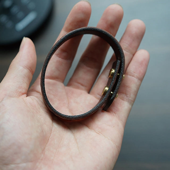 Pulsera de equilibrio con hebilla ajustable de cuero con estampado vintage de Buddha Stones