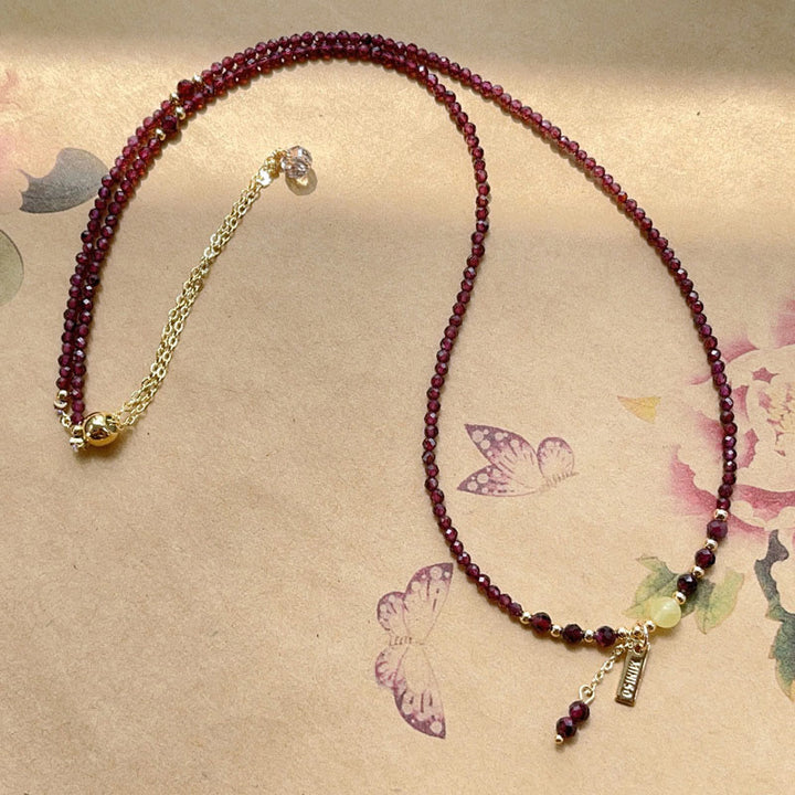 Pulsera triple vuelta con granate natural pequeño y Buddha Stones