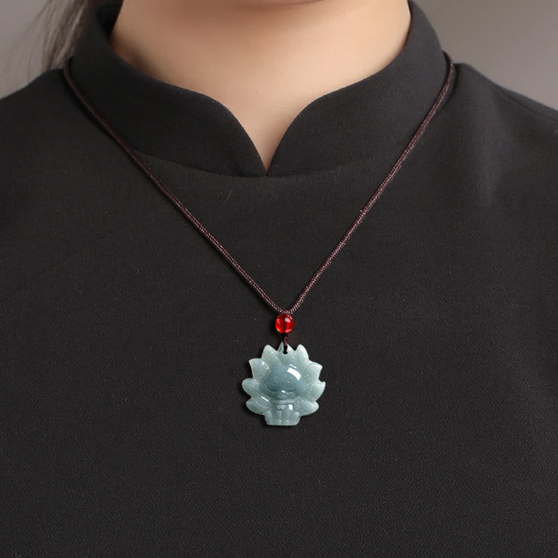 Colgante de zorro de nueve colas de jade verde natural con Buddha Stones
