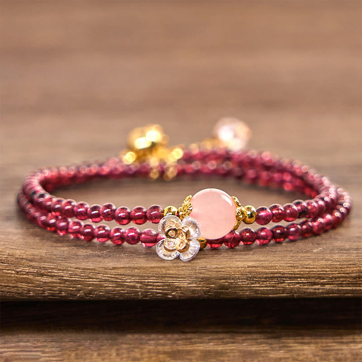 Pulsera de doble vuelta con Buddha Stones, flor natural, granate, cristal rosa y calma