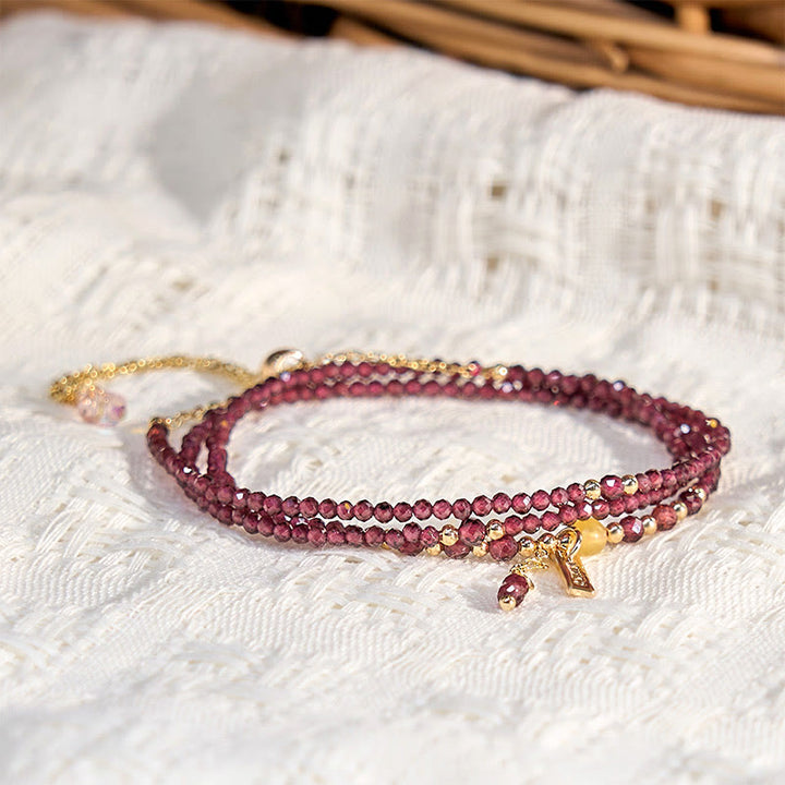 Pulsera triple vuelta con granate natural pequeño y Buddha Stones