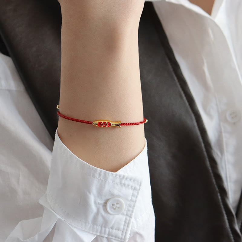 Pulsera de la riqueza de hilo rojo con pez koi de latón y Buddha Stones