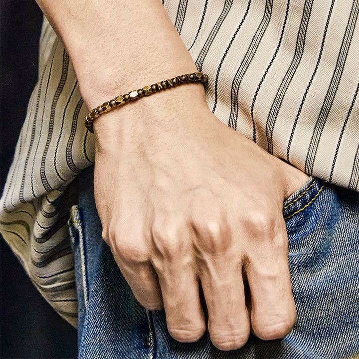 Pulsera de la suerte de cobre y latón con diseño irregular y desgastado retro con Buddha Stones