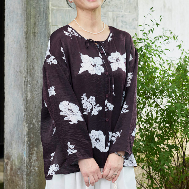 Camisa de manga larga con botones y cordones con flores negras de Buddha Stones para mujer adulta mayor - image 1