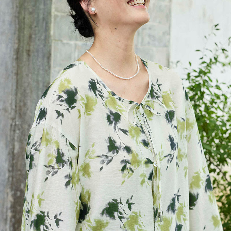 Camisa de manga larga con botones y cordones, con estampado floral verde de Buddha Stones para mujer adulta mayor - image 16