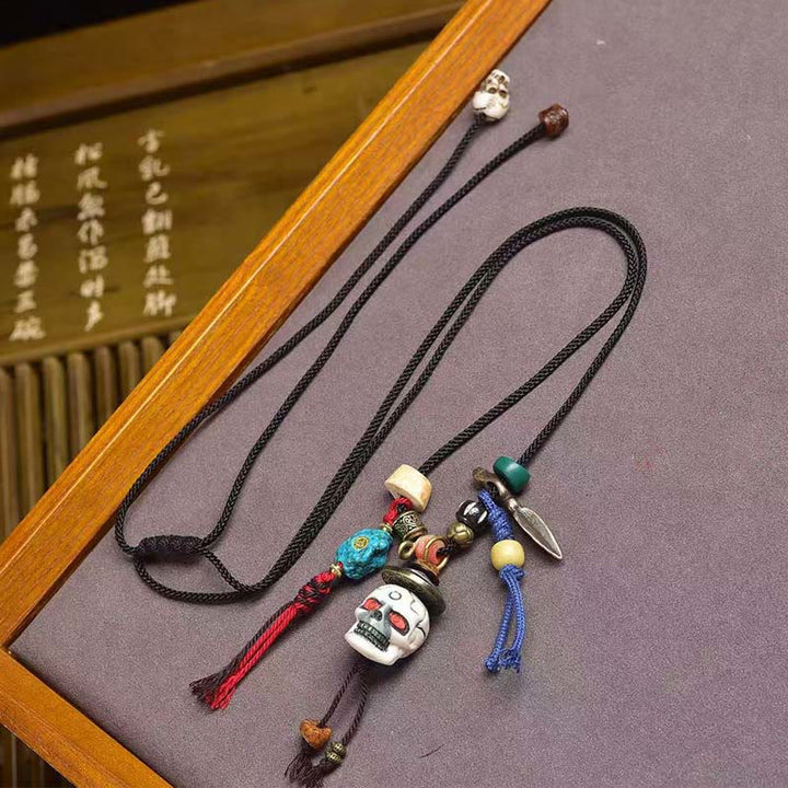 Collar con colgante de cuerda "Nuevo Comienzo" con calavera tibetana y Buddha Stones, "El Señor del Bosque Cadáver" - El Señor del Bosque de Cadáveres - image 0