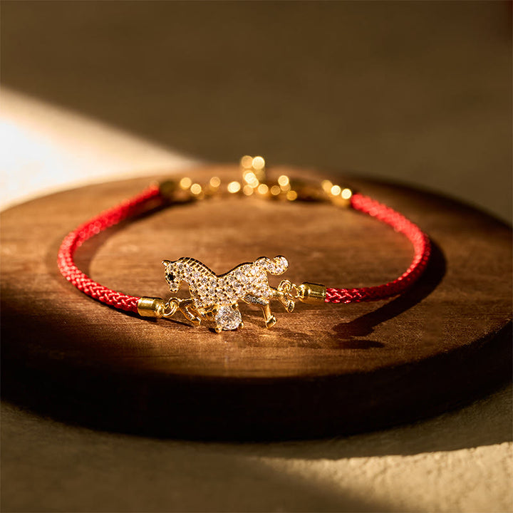 Pulsera ajustable de hilo rojo con Buddha Stones en plata de ley 925 y el año del caballo dorado. - Caballo (circunferencia de muñeca 14-18 cm) - image 0