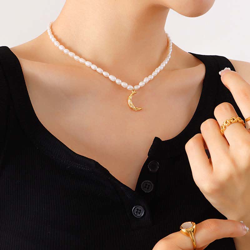 Colgante de collar tranquilo con luna creciente y perlas