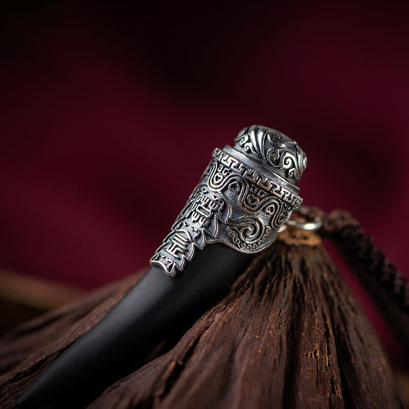 Colgante de plata de ley 925 con diseño de diente de lobo de obsidiana negra