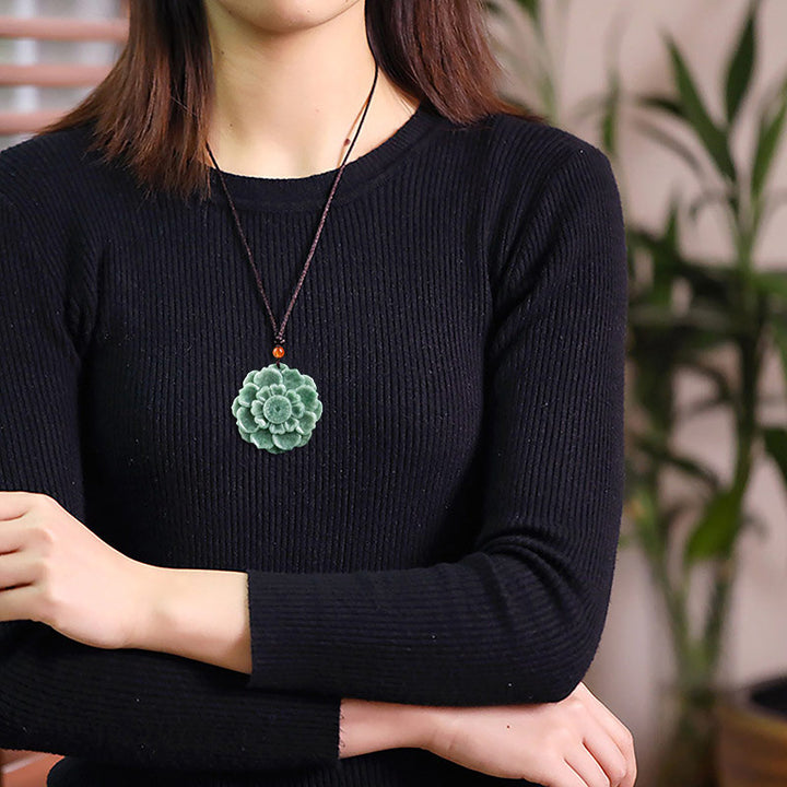 Colgante de collar de prosperidad de la suerte de jade con patrón de loto de Buddha Stones