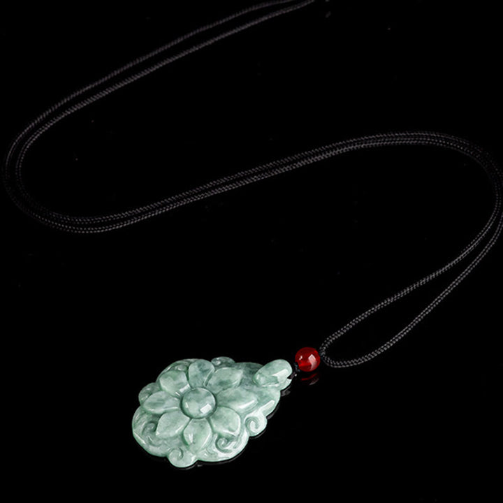 Colgante de collar de la suerte con diseño de flores de Kalanchoe blossfeldiana de Jade Natural con Buddha Stones