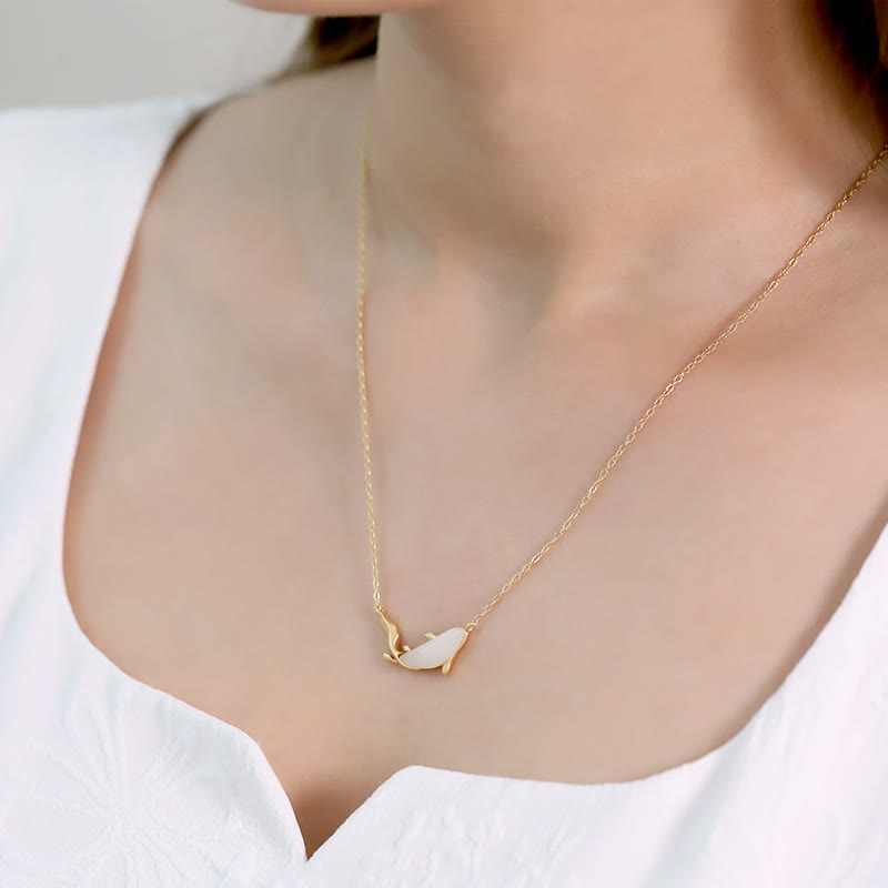 Colgante de collar de la suerte del delfín de jade blanco de plata de ley 925 con Buddha Stones