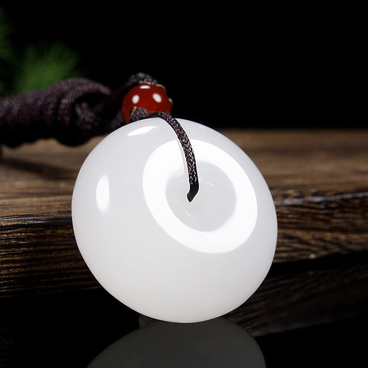 Colgante redondo de collar de bendición con hebilla de paz de jade blanco hetiano