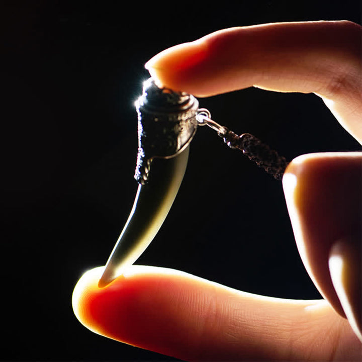 Colgante de plata de ley 925 con diseño de diente de lobo de obsidiana negra