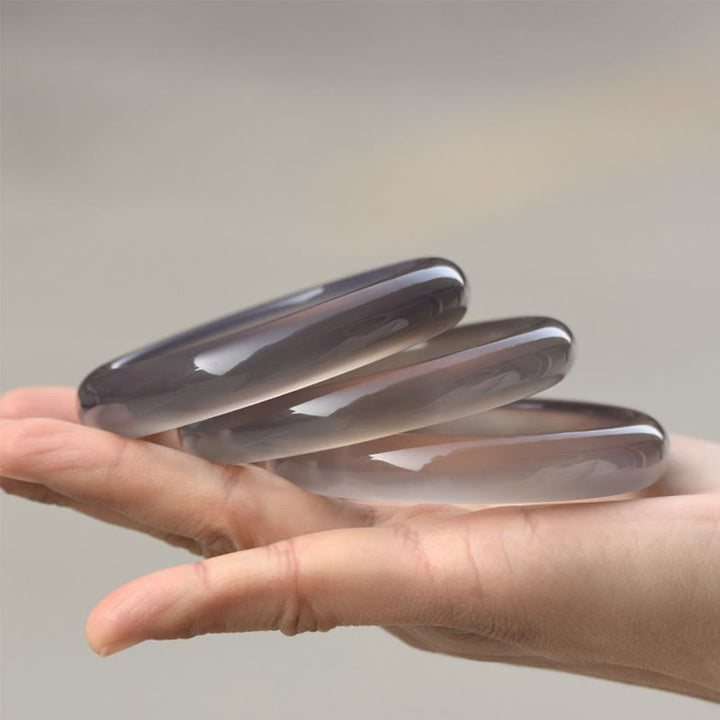 Brazalete Armonía de Calcedonia Gris Natural con Buddha Stones - image 1