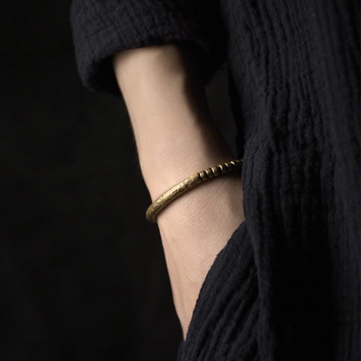 Pulsera de la riqueza de la suerte con cuentas de cobre y latón de diseño simple de Buddha Stones