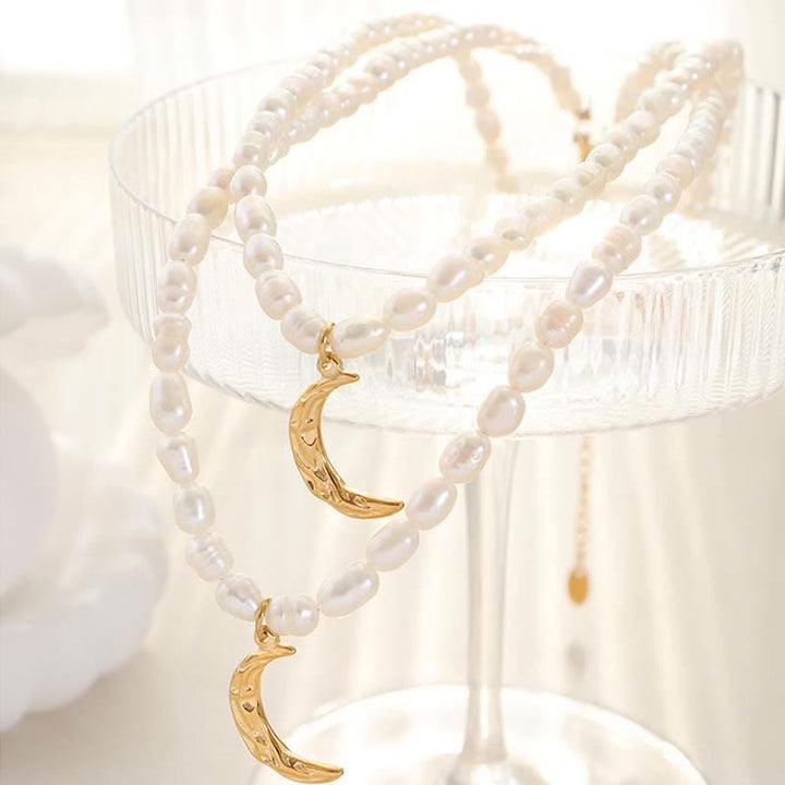 Colgante de collar tranquilo con luna creciente y perlas