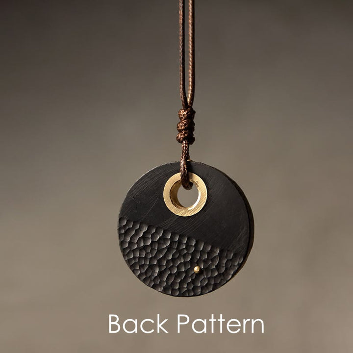 Colgante de collar de paz de cobre y madera de ébano redondo hecho a mano con Buddha Stones