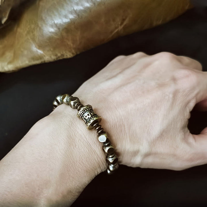 Pulsera de enfoque con amuleto de latón y cobre tallado Om Mani Padme Hum tibetano con Buddha Stones