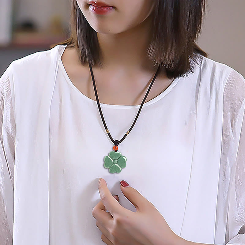 Colgante de collar de prosperidad de jade con trébol de cuatro hojas de la suerte natural con Buddha Stones