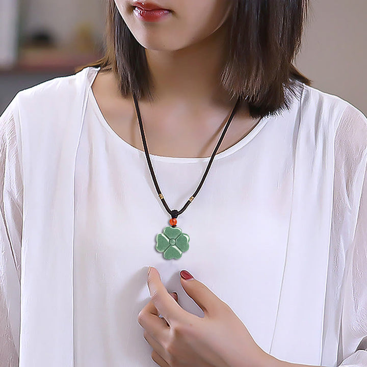 Colgante de collar de prosperidad de jade con trébol de cuatro hojas de la suerte natural con Buddha Stones