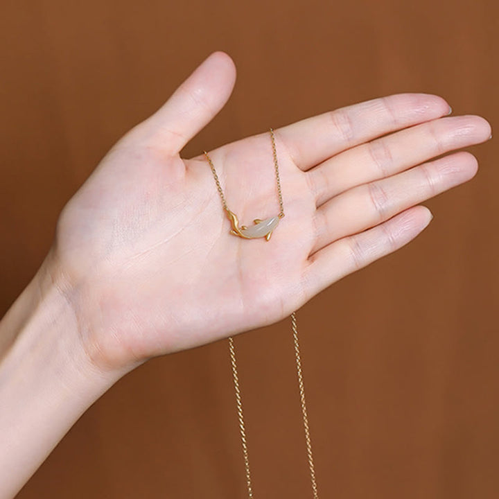 Colgante de collar de la suerte del delfín de jade blanco de plata de ley 925 con Buddha Stones
