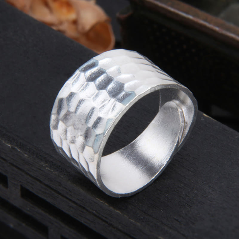 Anillo con diseño martillado rústico hecho a mano de plata de ley 990 tibetana con Buddha Stones
