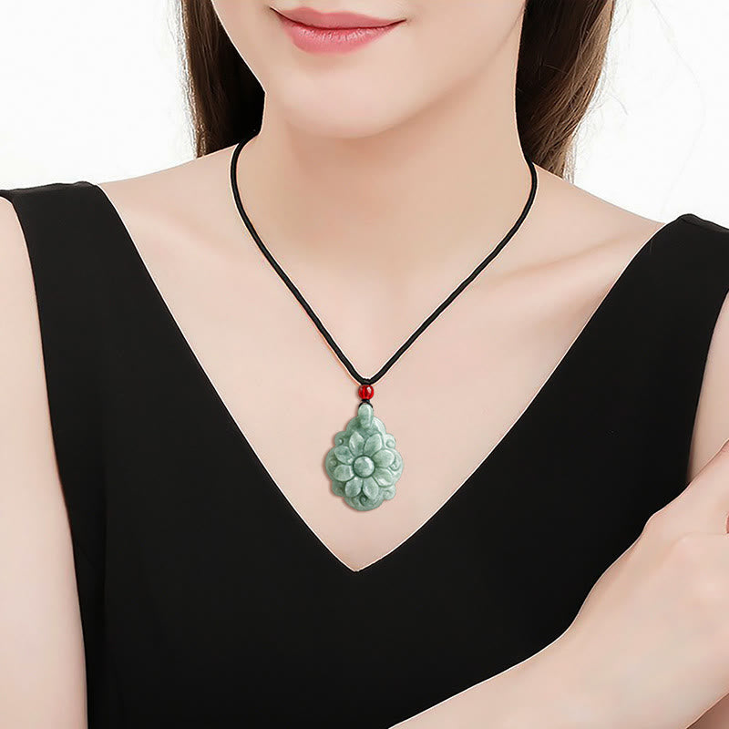 Colgante de collar de la suerte con diseño de flores de Kalanchoe blossfeldiana de Jade Natural con Buddha Stones