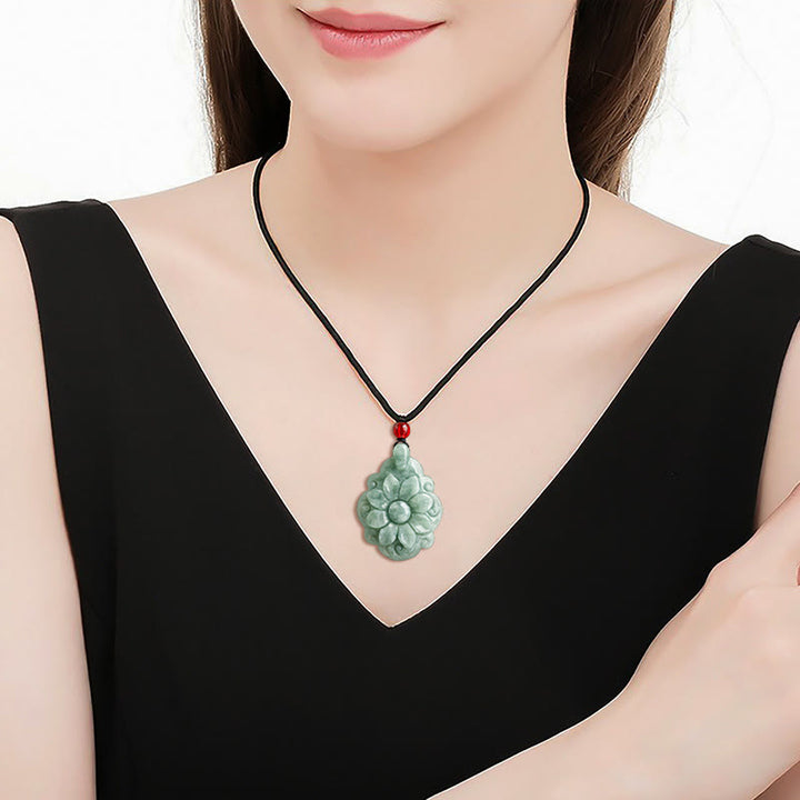 Colgante de collar de la suerte con diseño de flores de Kalanchoe blossfeldiana de Jade Natural con Buddha Stones