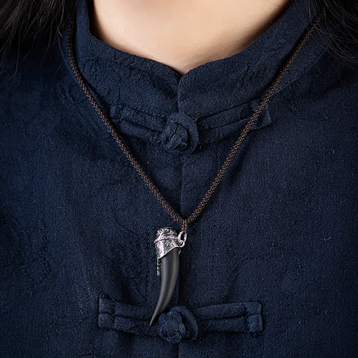 Colgante de plata de ley 925 con diseño de diente de lobo de obsidiana negra