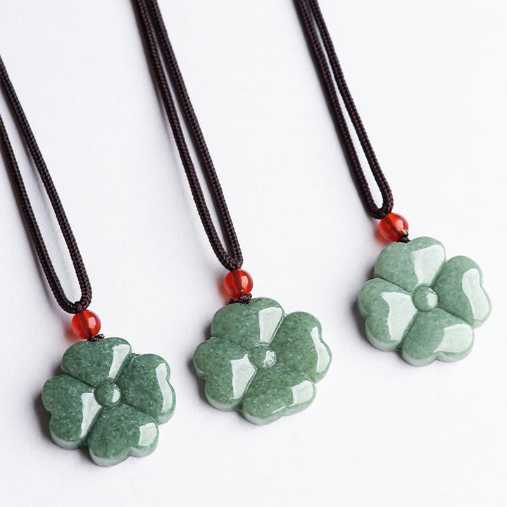 Colgante de collar de prosperidad de jade con trébol de cuatro hojas de la suerte natural con Buddha Stones