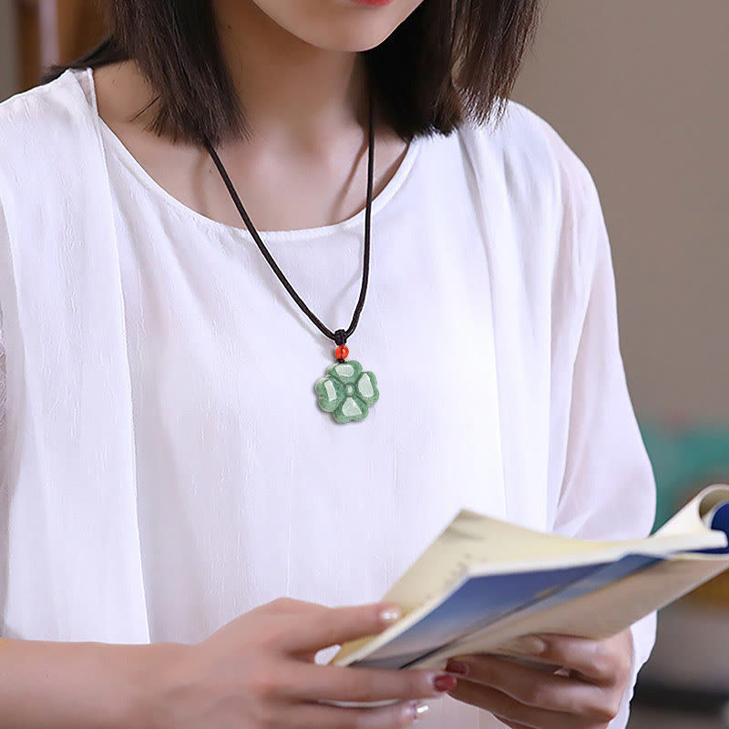 Colgante de collar de prosperidad de jade con trébol de cuatro hojas de la suerte natural con Buddha Stones