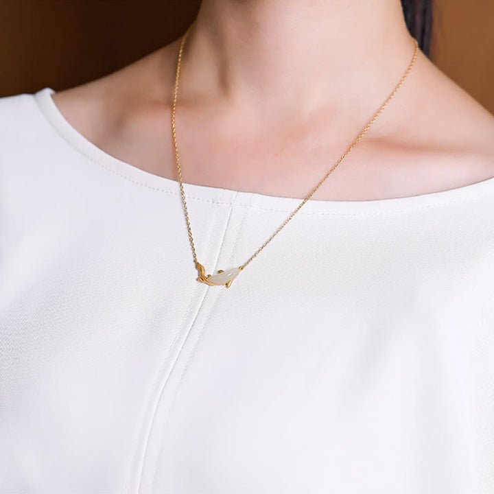 Colgante de collar de la suerte del delfín de jade blanco de plata de ley 925 con Buddha Stones