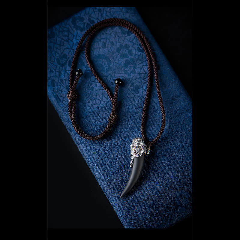 Colgante de plata de ley 925 con diseño de diente de lobo de obsidiana negra