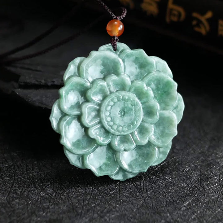 Colgante de collar de prosperidad de la suerte de jade con patrón de loto de Buddha Stones