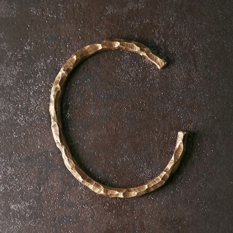 Brazalete tibetano de la suerte del cobre de la textura del golpe