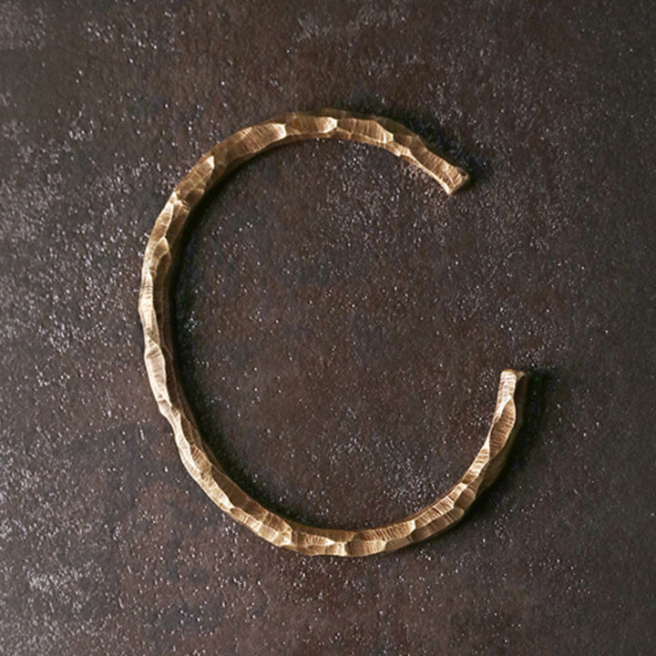 Brazalete tibetano de la suerte del cobre de la textura del golpe