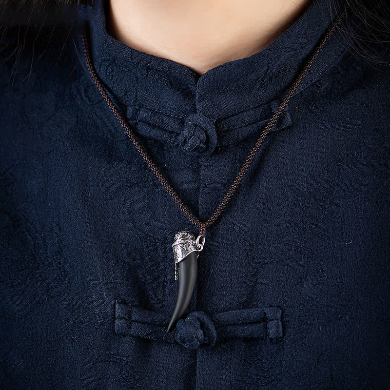 Colgante de plata de ley 925 con diseño de diente de lobo de obsidiana negra