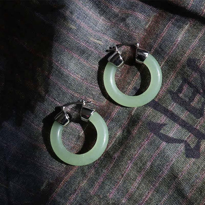 Pendientes de prosperidad de jade blanco redondo de Buddha Stones