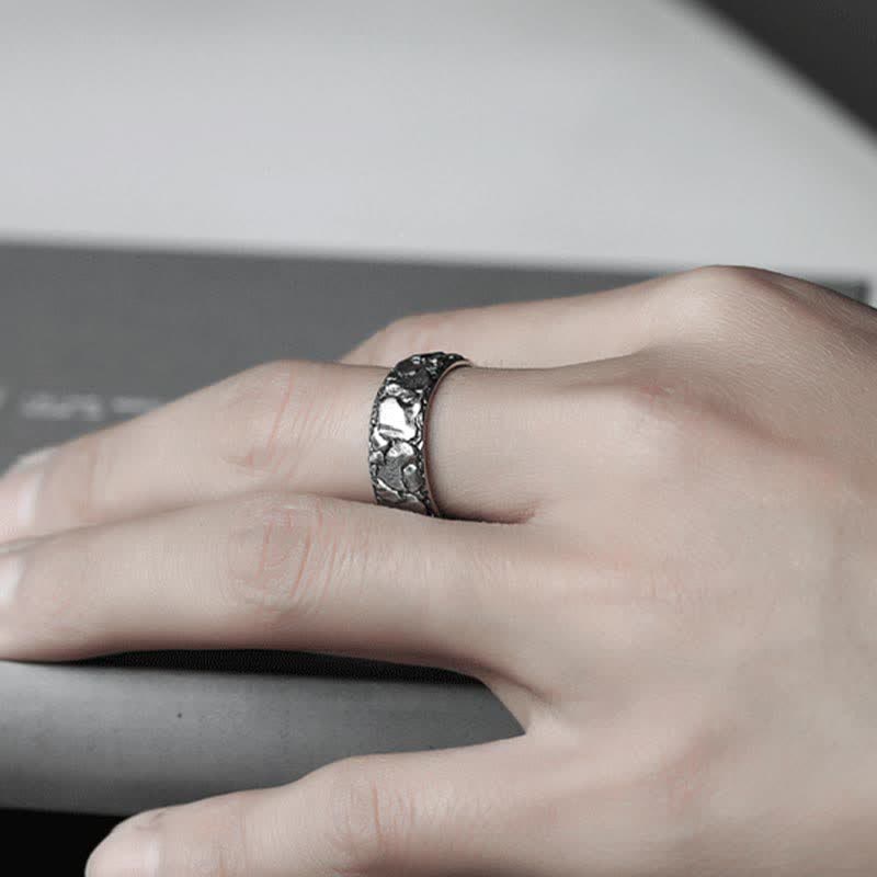 Anillo de cobre con bendición de la suerte y patrón de roca