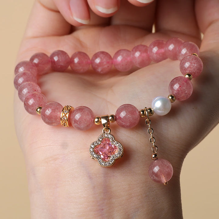 Pulsera curativa con dije de trébol de cuatro hojas y perlas de cuarzo fresa con Buddha Stones