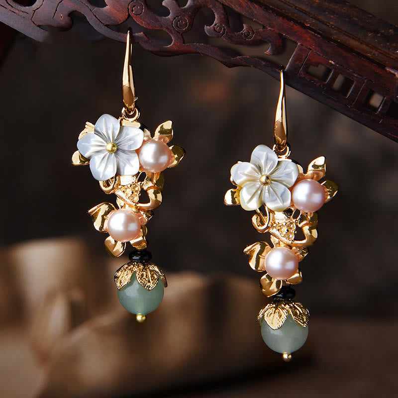 Pendientes colgantes con cuentas de aventurina verde, perla y flor de piedra Tridacna chapada en oro de 14 quilates con Buddha Stones - Flor de piedra Tridacna gris, perla verde claro - image 0