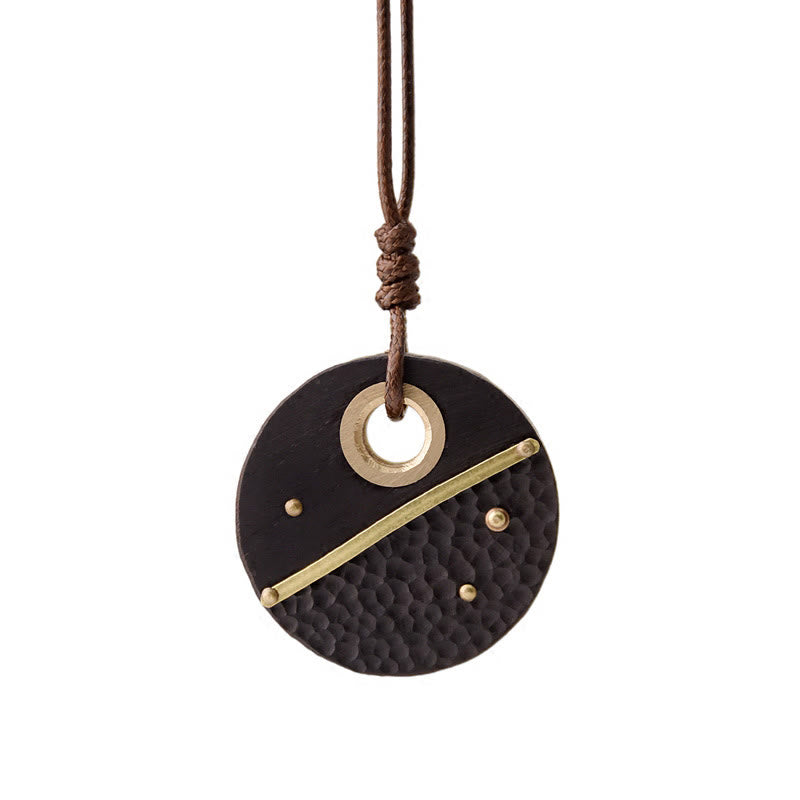 Colgante de collar de paz de cobre y madera de ébano redondo hecho a mano con Buddha Stones