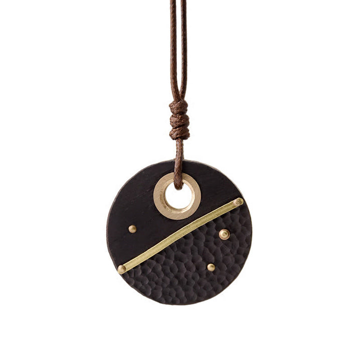 Colgante de collar de paz de cobre y madera de ébano redondo hecho a mano con Buddha Stones