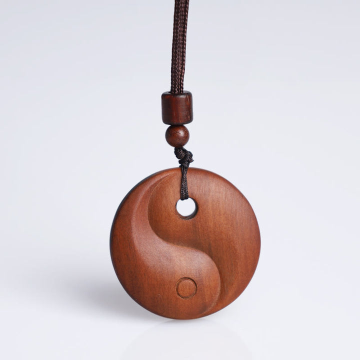 Colgante de collar de protección de la suerte de Yin Yang de madera de azufaifa con Buddha Stones